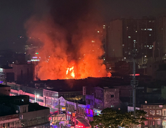 4일 오후 11시 38분께 인천시 동구 송림동 현대시장에서 큰불이 나 소방당국이 진화작업을 벌이고 있다. [독자제공=연합뉴스]